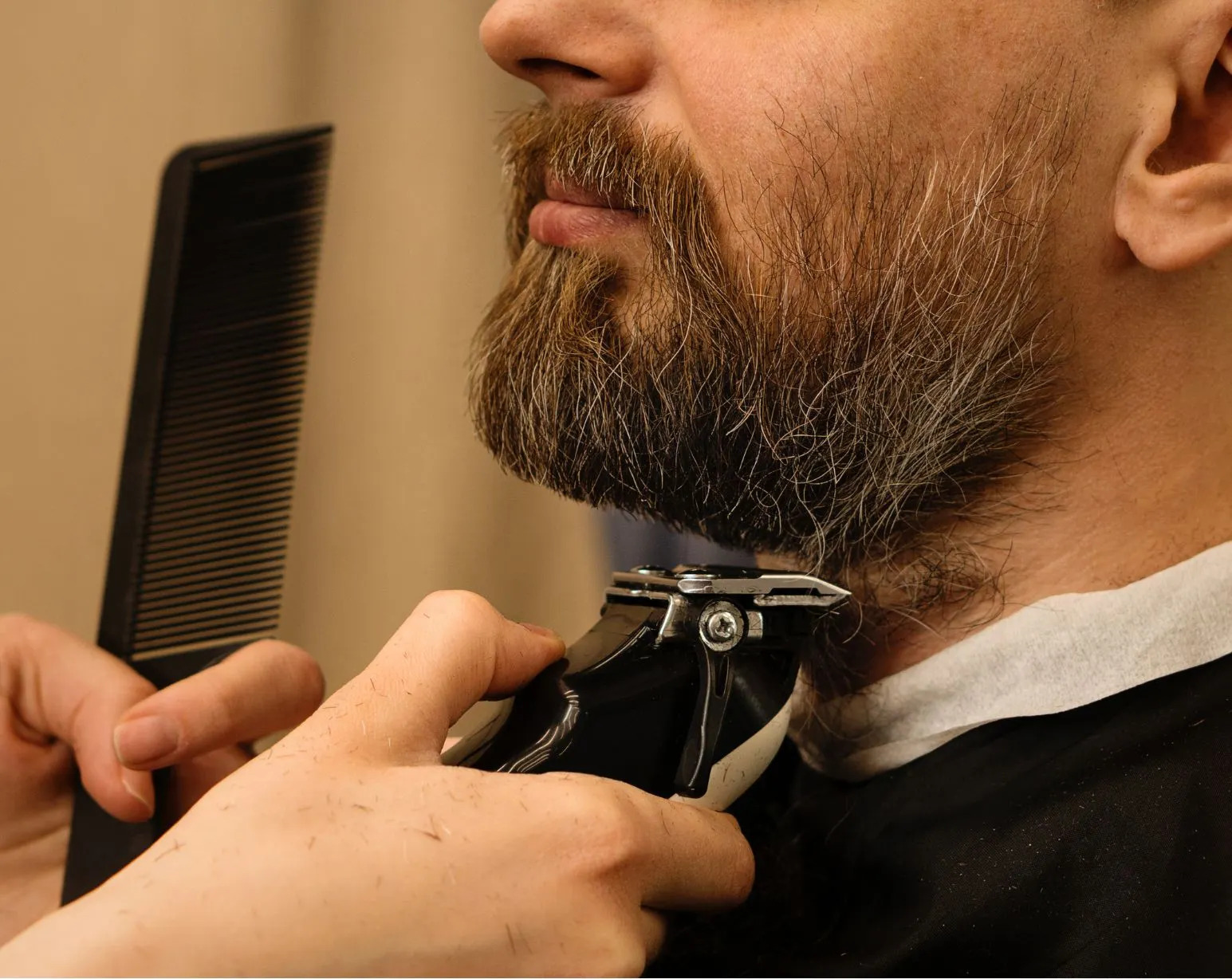 Barber giving a classic straight razor shave